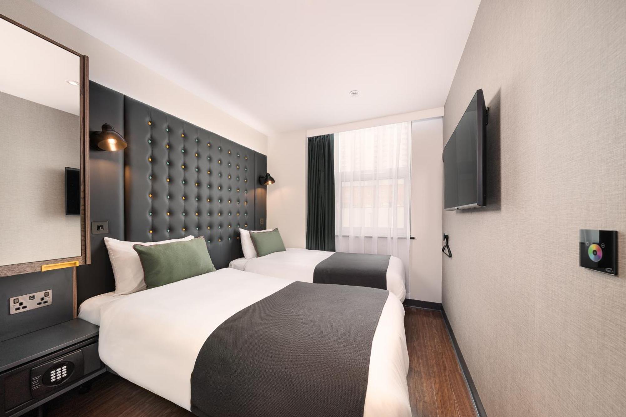 Hotel Point A Westminster 3*