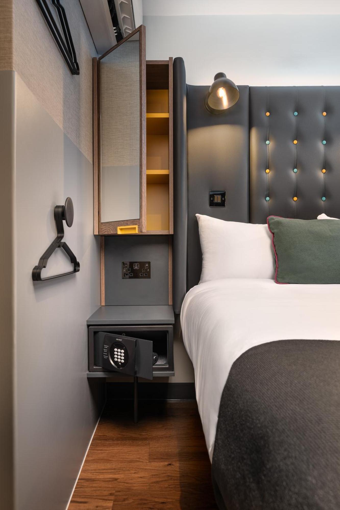Hotel Point A Westminster 3*